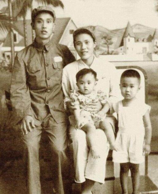 1947年，30岁的解放军师长周志坚，迎娶19岁的女护士，谁知新婚当夜，周志坚却