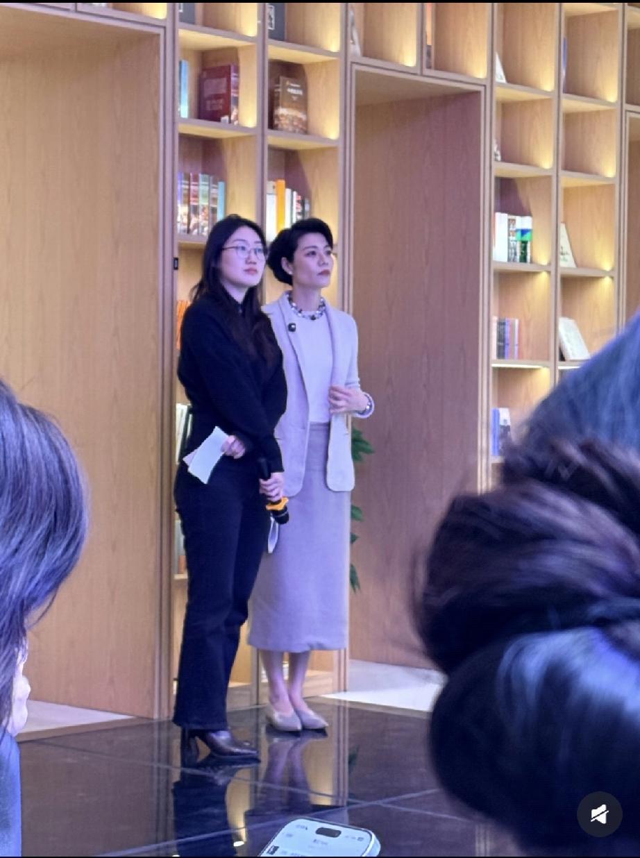 4月21日，复旦大学网红女博士陈果现身自己新书签售会，久未露面的她打扮知书达理，