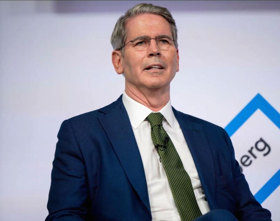 美国财政部长贝森特急了，直接在公共场合骂中国贸易代表李成钢，什么理都不说了，还开