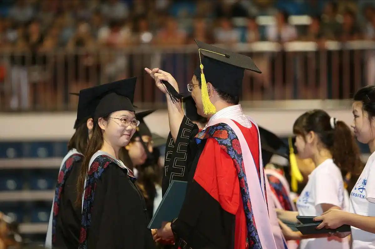 清华2名博士十多年没毕业被退清华大学近日发布公告，拟对两名社科学院博士生作退