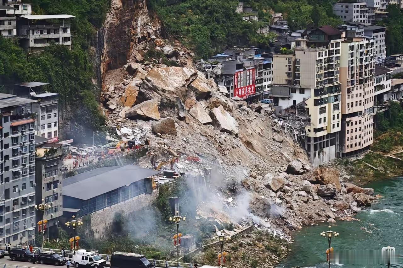 强烈建议：2026感动中国，必须有他的名字！彭水山体崩塌前1小时，他硬生生从死神
