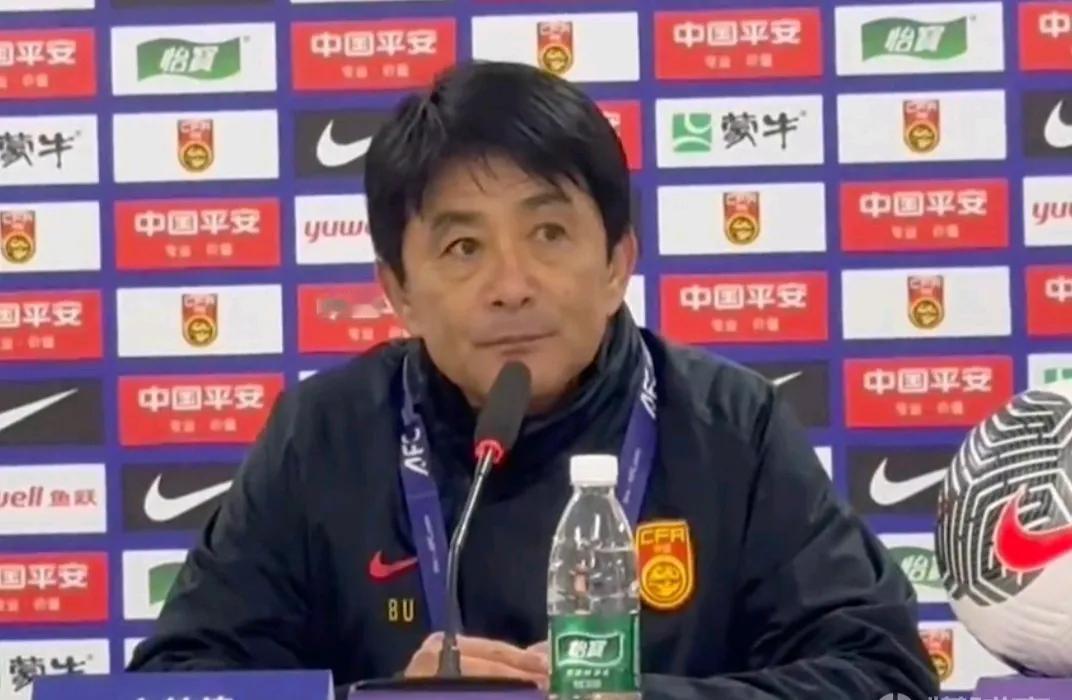 U17国足主帅浮岛敏说出了首发上潘朝伟的原因。在带队2-0击败卡塔尔U17惊险