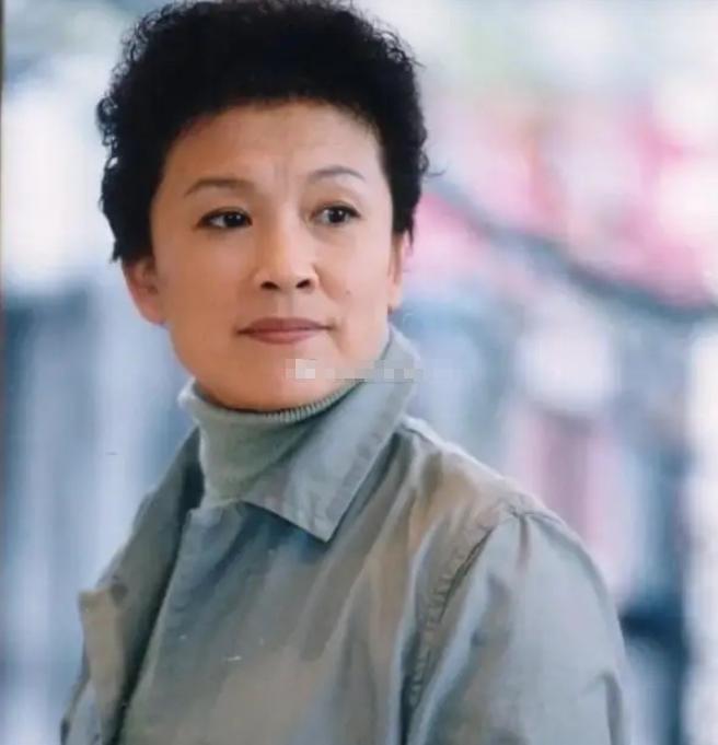 2012年，邓婕去宋春丽家串门，61岁的宋春丽和老伴孙维熙各据沙发一角，屋里静得