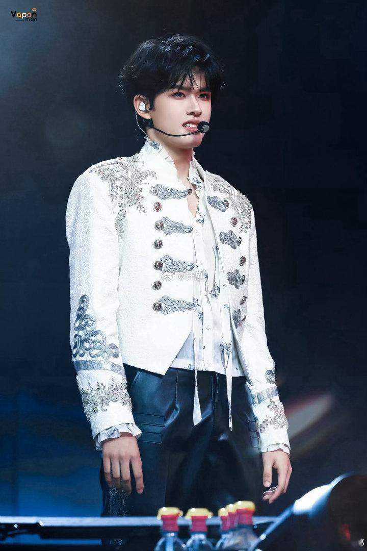 张极白色拿破仑夹克张极出场造型贵气小王子张极穿白色拿破仑夹克出场的那一刻，全场