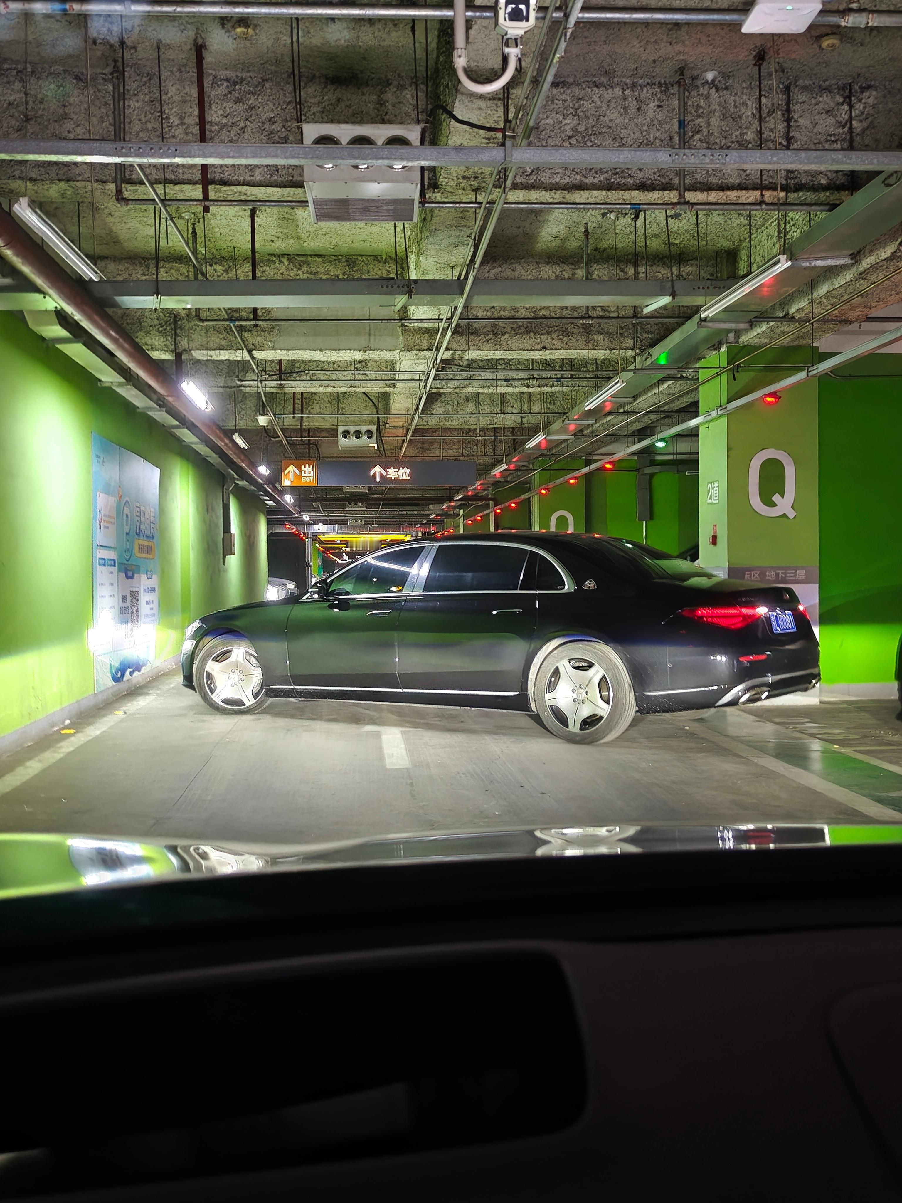 欣赏一下这个视角下迈巴赫的前轮视觉效果车实在太长，进不去车位，挪了几把轮，大哥又