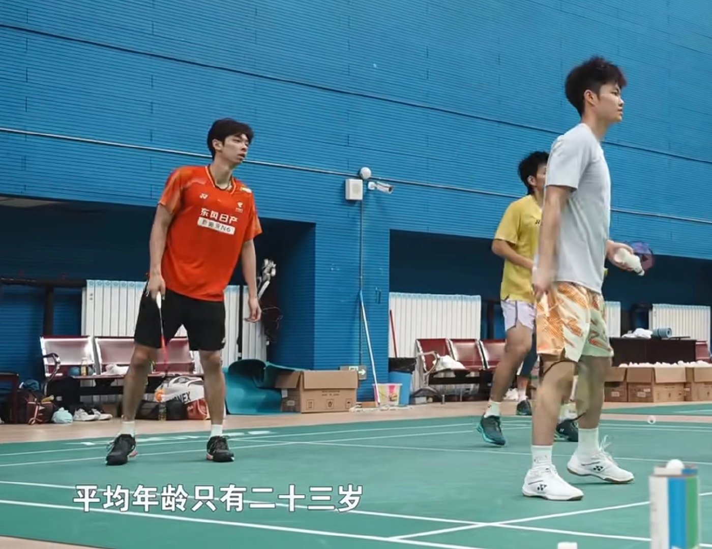刚说完什么平均年龄23岁镜头一切就是我们大哥哥在傻乐​