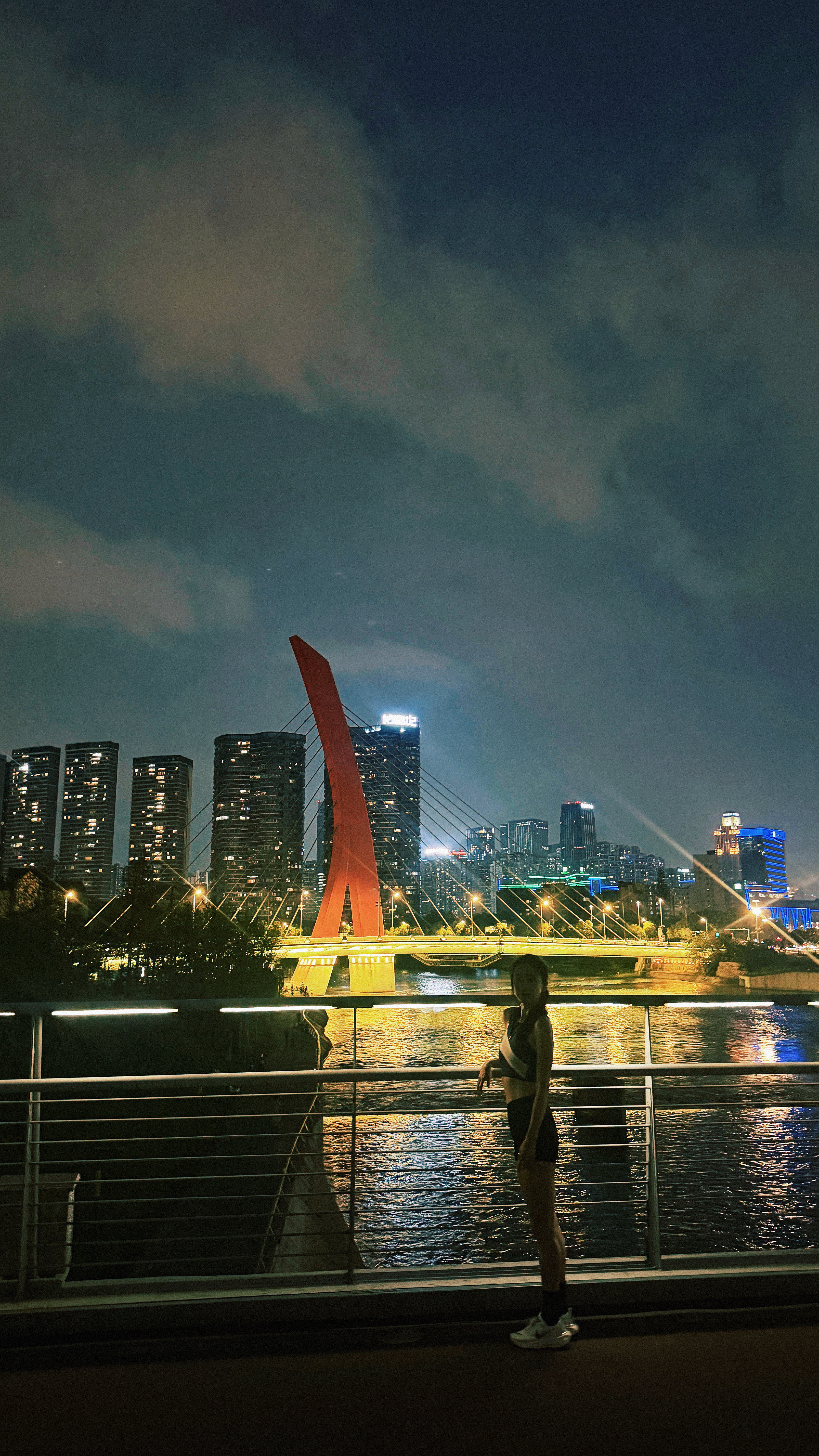 39度的夜，歇息了十天没动。暑假两娃两狗。成都
