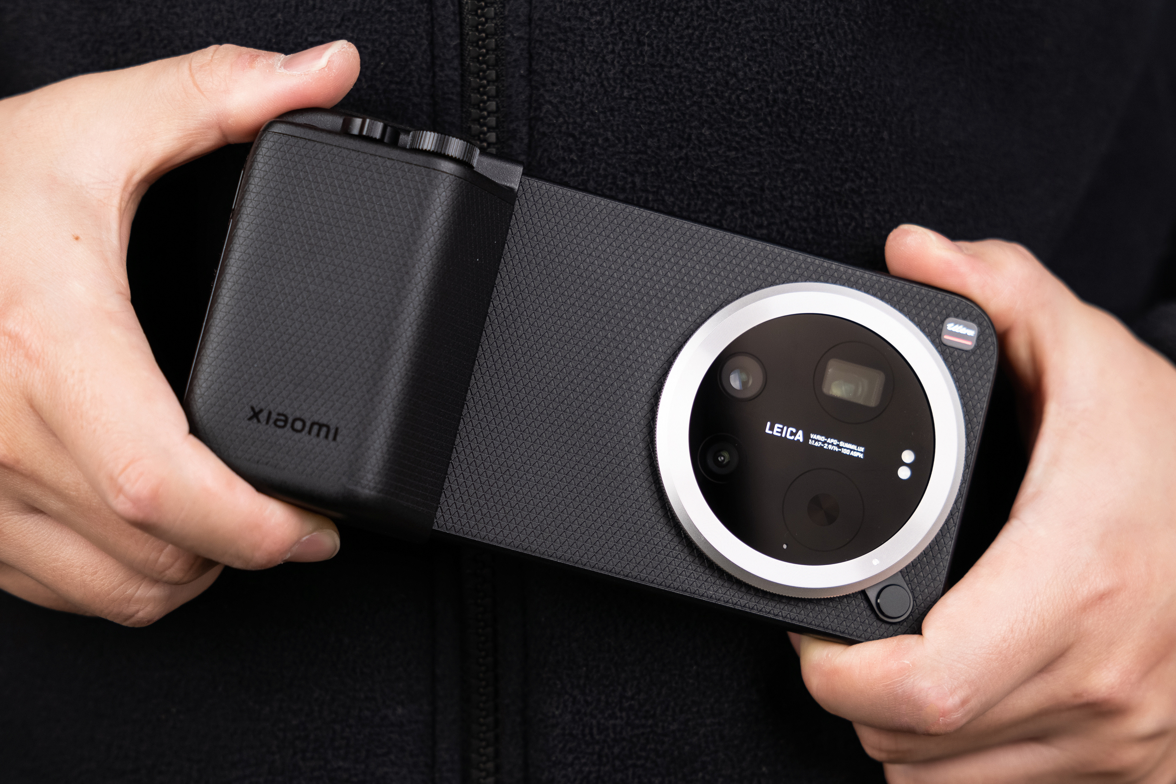 今年小米17Ultra摄影套装的手柄为2000毫安时容量，并且额外做了3C认证