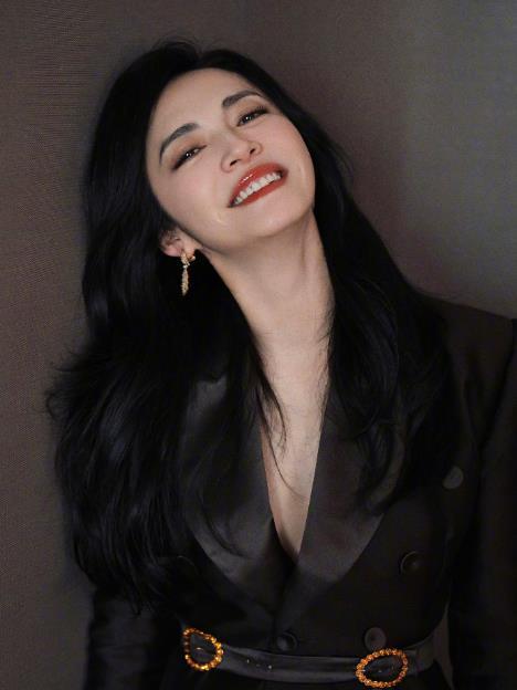 姚晨丢掉妈妈过期药品被骂了3天姚晨发文称：“回延平过三十，三天假期没歇着，扔掉