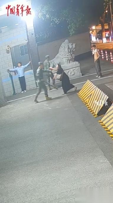 太嚣张了！四川，一男子深夜被追打的走投无路，冲进部队营门向哨兵求救。小伙子跑过