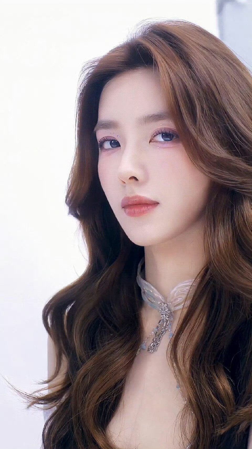 好会长代言个什么劲注意力全在那张脸上了…