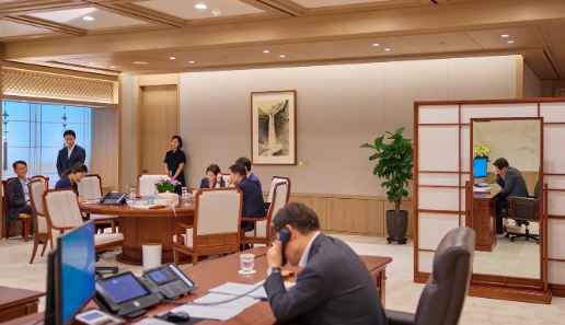 下图是李在明和卡塔尔领导人通电话，通话方式显得很神秘