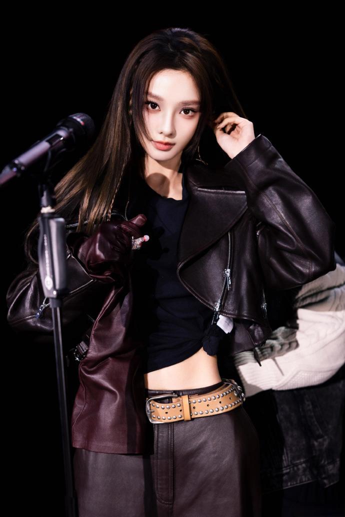 彭小苒你到底有多少双过膝靴彭小苒是不是把过膝靴焊在腿上了？从甜美风到御姐范，从