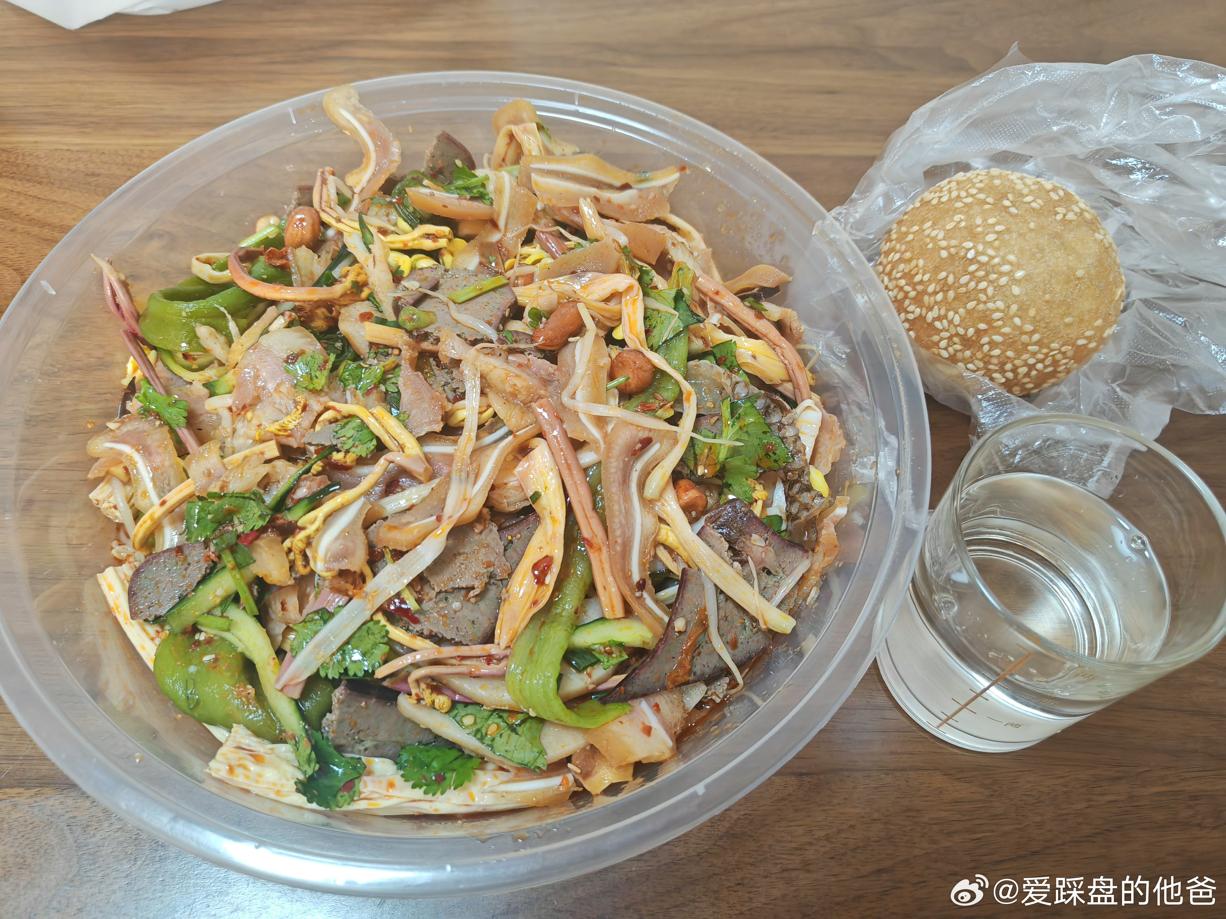 买了点凉菜，喝点巨有钳酱香，今天就不做饭了，昨天爬山，今天体力有点差。