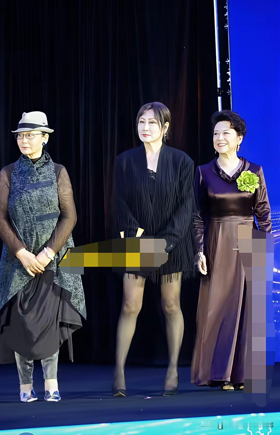 这波同框，潘虹走的是高冷范儿，张凯丽被网友吐槽老黄瓜刷绿漆，各有各的风格，但要说