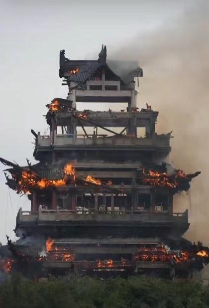 这是寺身“舍利”吧，坐化后露出“真身”，吸收日月精华，炼就了一身钢筋铁骨[狗头]