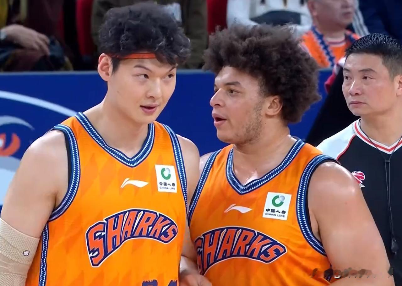 不得不说，上海队越来越有冠军相了！CBA半决赛，上海队与北京队首回合的比赛，目