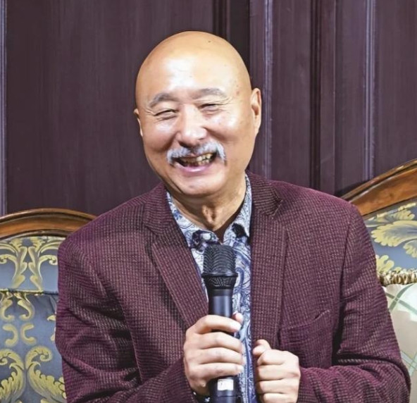有一次，刘晓庆瞧见陈佩斯，笑着跟身边人说：“这是我大侄子，我是他小姑。”旁人压根