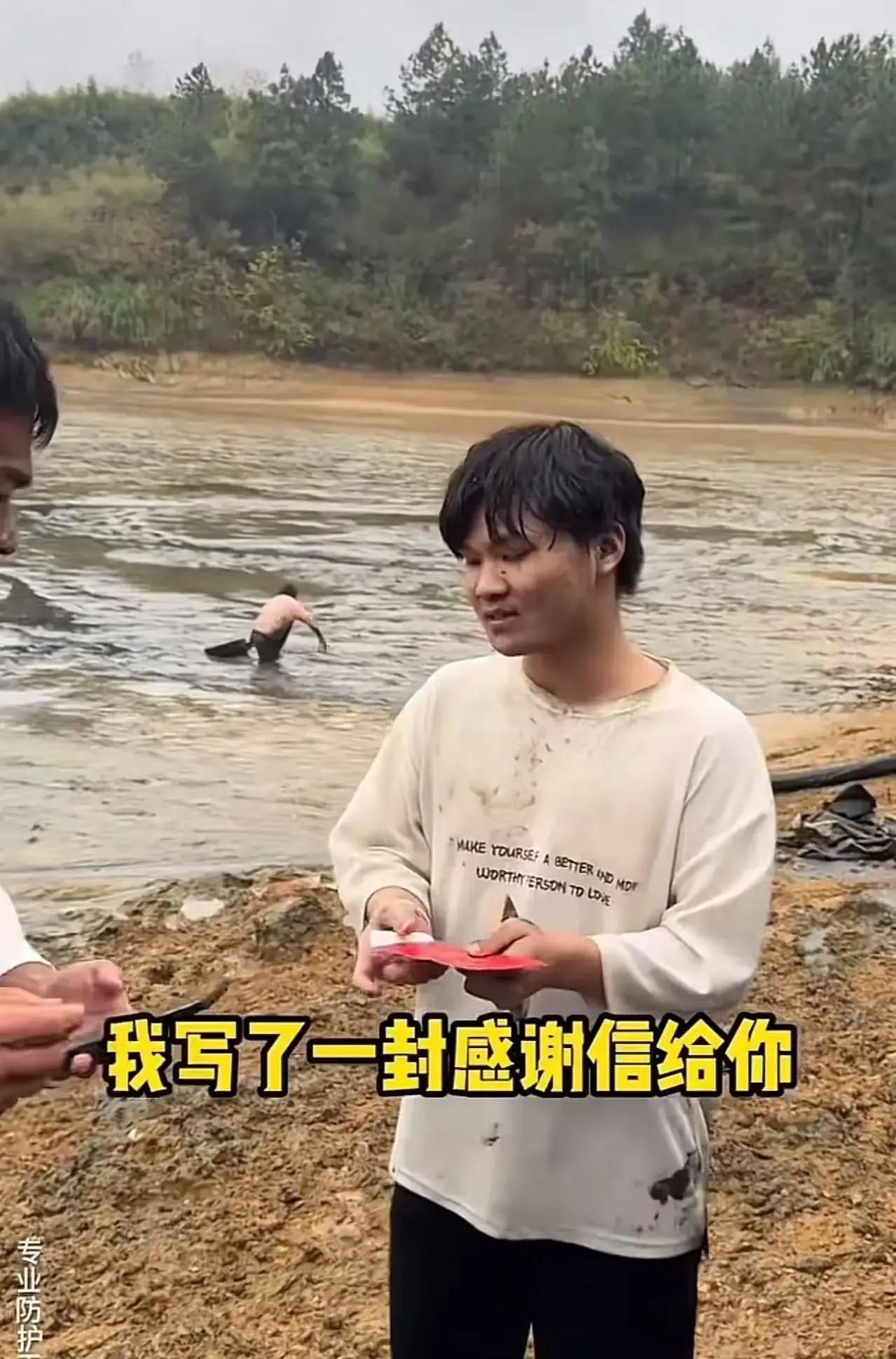 看哭了！湖南衡阳，19岁男生在父亲因病去世后，面对生活的重压，心中充满了无奈与