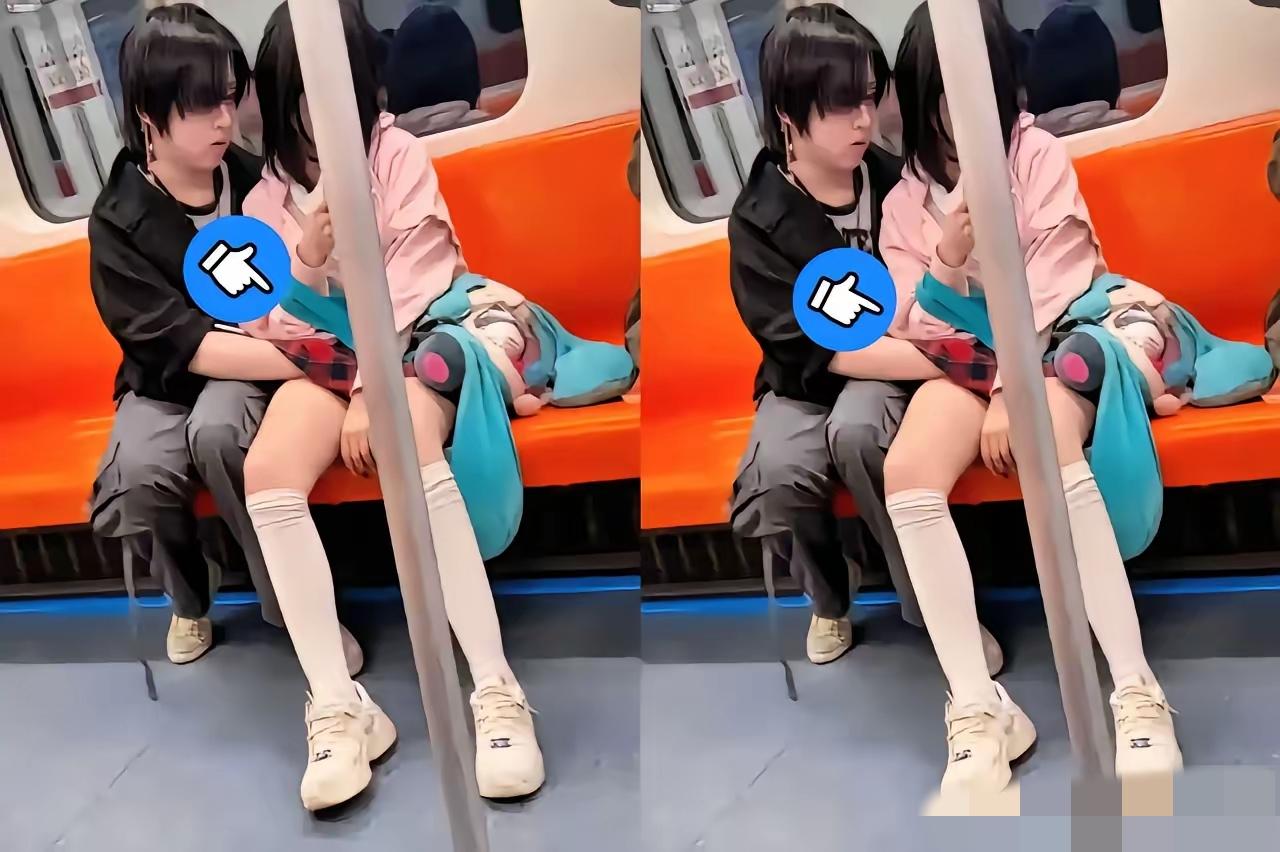 地铁里这个男子的举动合适吗？大庭广众之下，这个行为真的我觉得很过分吧！而且