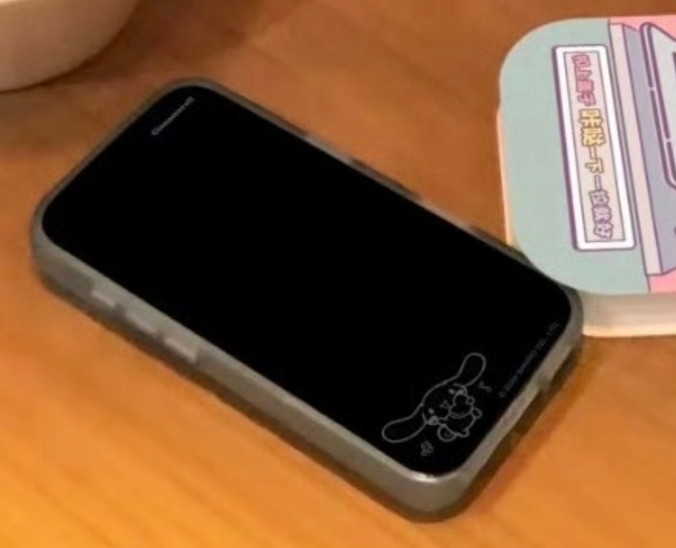 章若楠的钢化膜是玉桂狗​