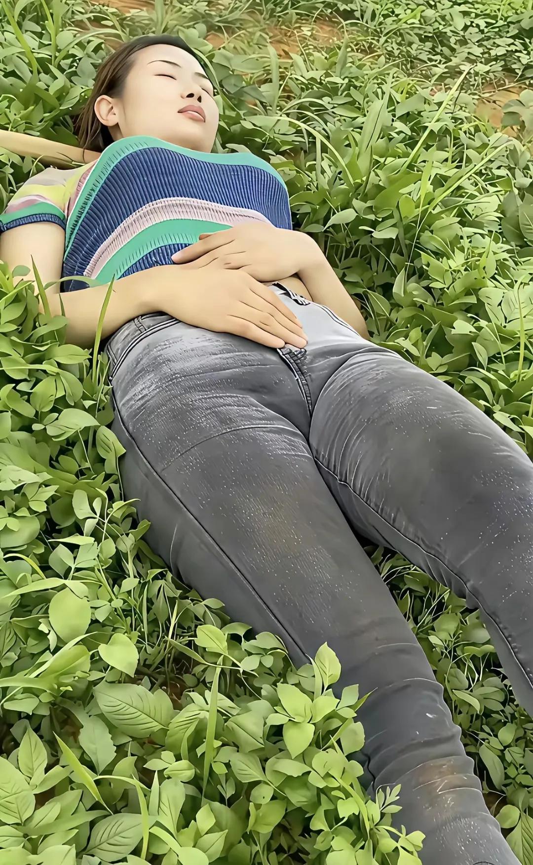 “杯中倒满无情酒，心中再无意中人”，这句话道尽了多少人的心酸。就像歌词里说的，雪