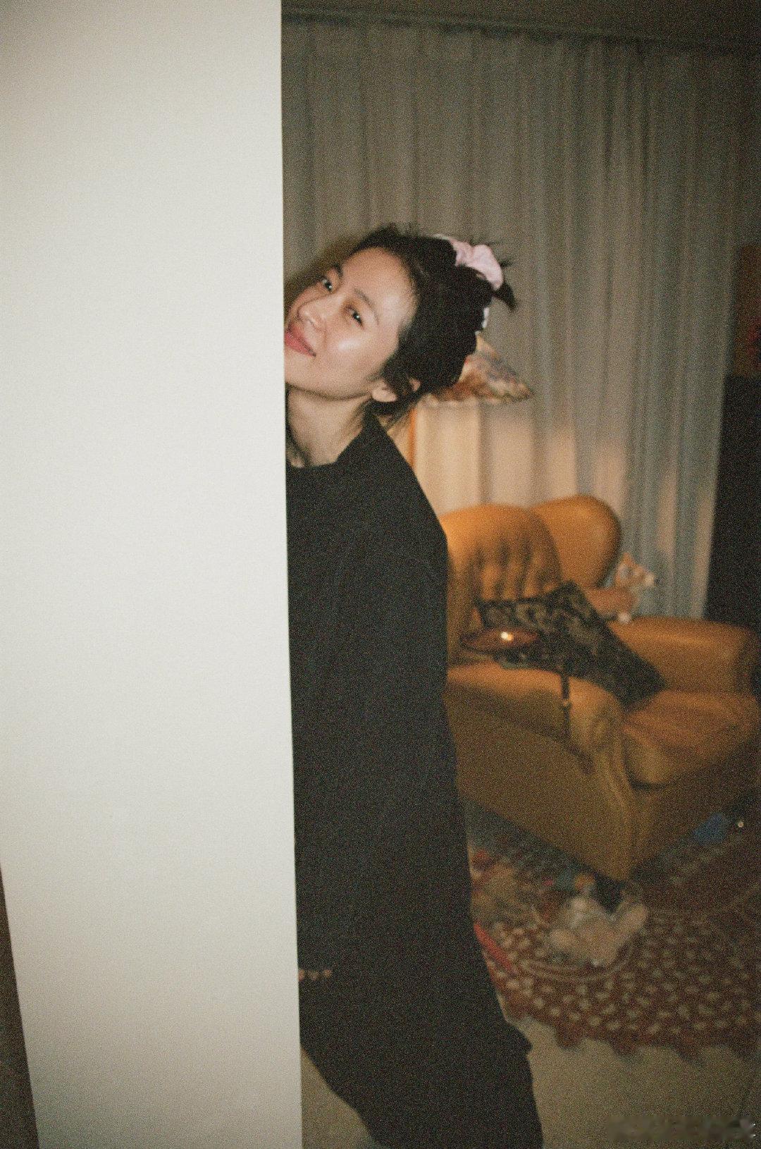 周雨彤抱狗随拍周雨彤抱狗随拍隔着屏幕都能感受到周雨彤和小狗互动时的快乐呀