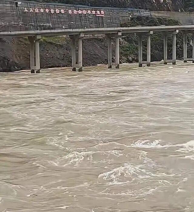 陕西旬阳这个新郎周某跳河真不值得，女滴李某毫发无伤可以继续嫁人，痛苦全部是家人承