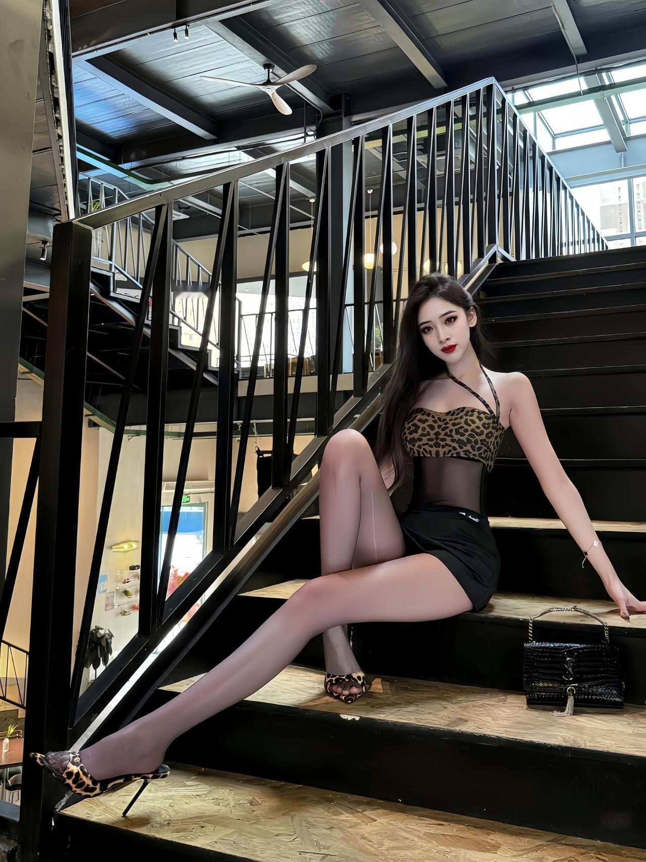 管她美不美，发了在说[吐舌头眯眼睛笑]