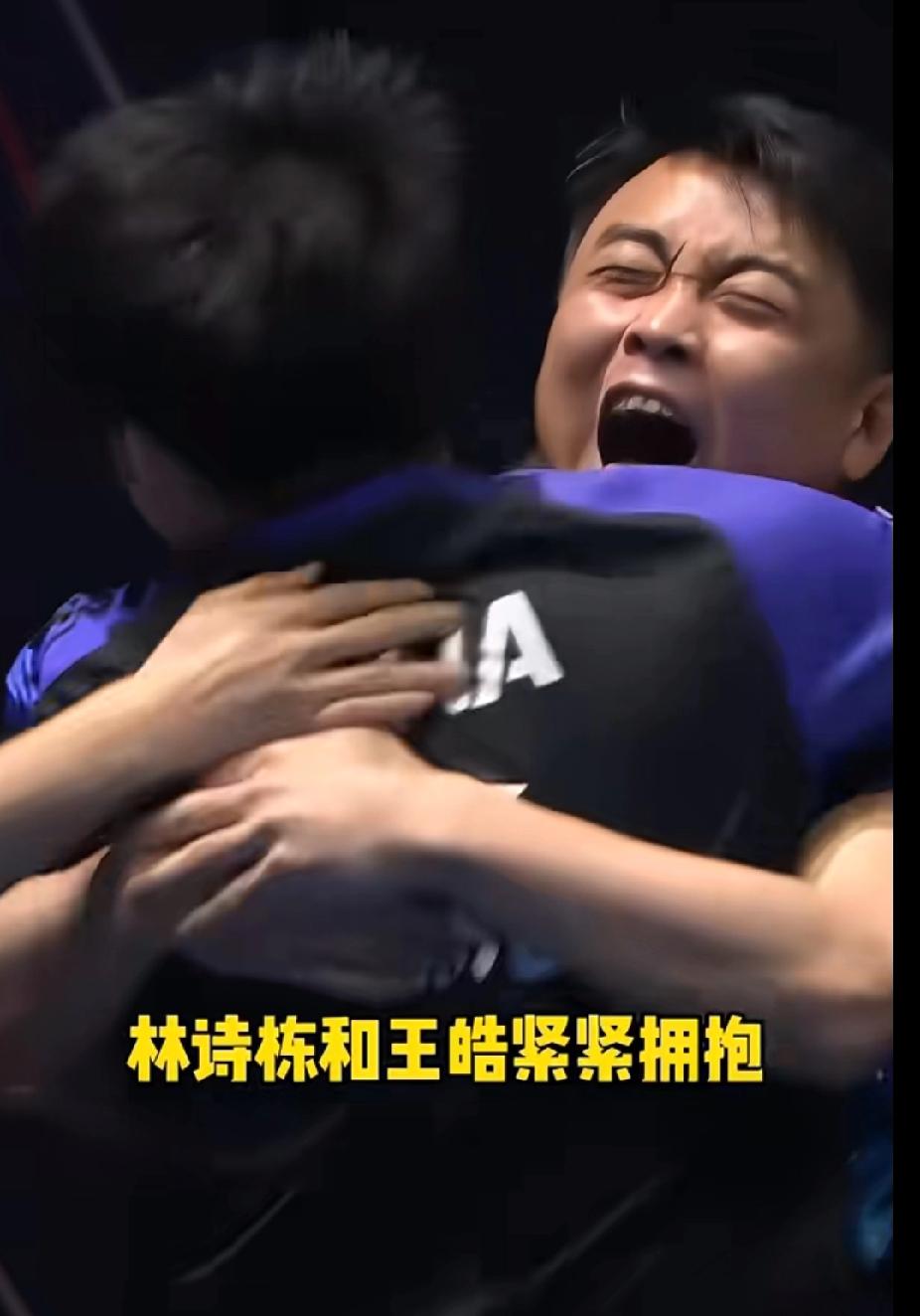 谁懂啊！小石头夺冠后的样子，就是个会撒娇的孩子啊！刚看完直播，直接被这一幕