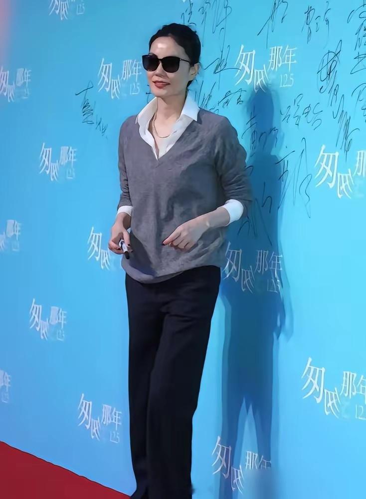 王菲就穿一件灰针织衫去首映礼，周围明星个个高定加身，她却连妆都懒得化。但她往那一