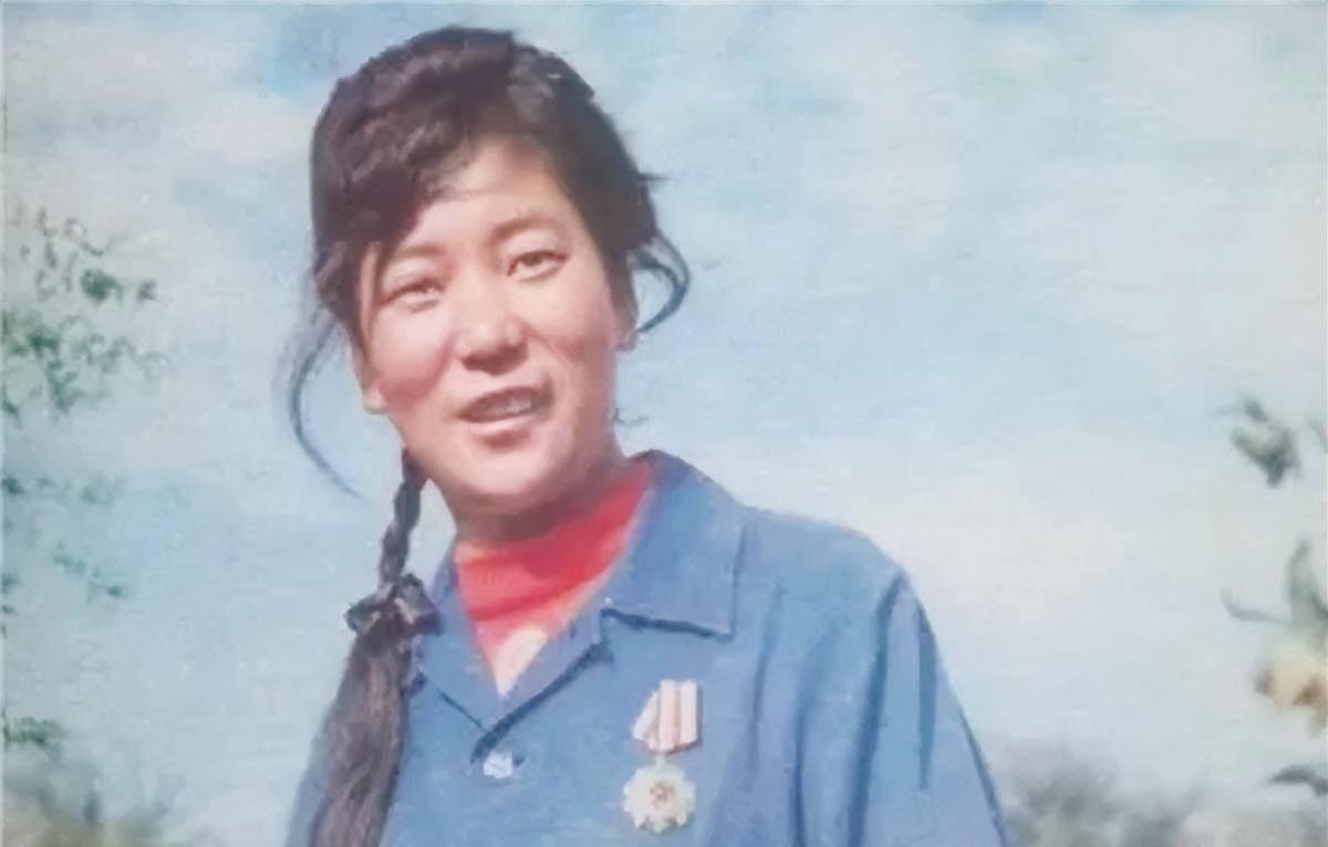 🌞1982年，青海18岁女兵修水管时，挖出七万枚银元，她四下张望，确定周围