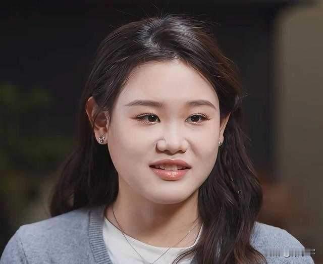 主持人问张家齐:“你跟你父母有矛盾吗？”张家齐说:“老有矛盾了，我妈经常不敲门就进我房间看我。”主持