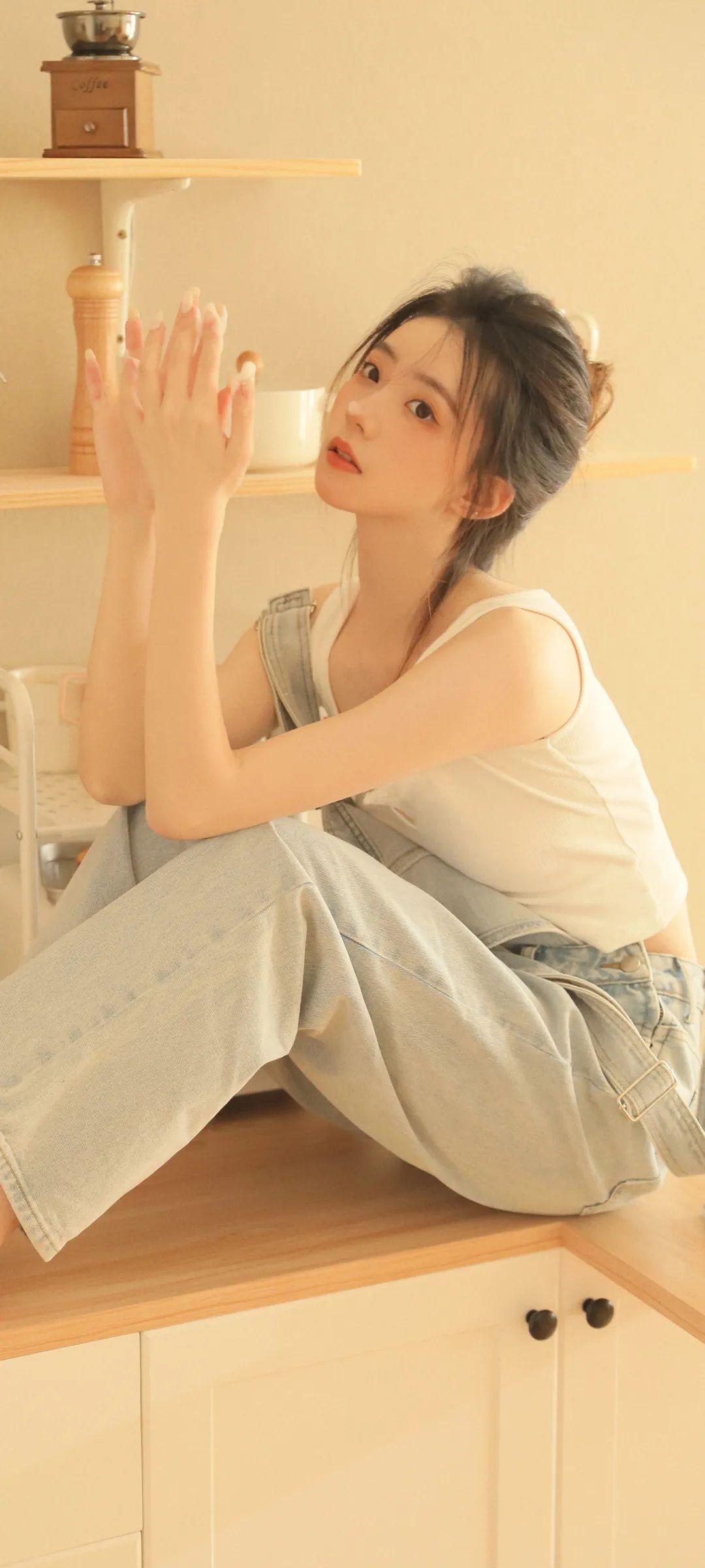 笑话：今天问老婆：我穿的内裤你在哪里买的？老婆说：网上搞活动买的，我问：买了几条