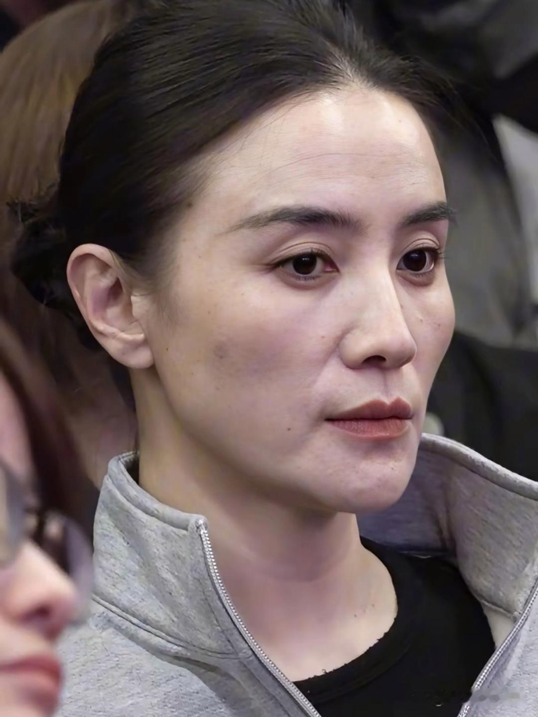 宋佳没开美颜没修图的镜头下，实打实的皮肤状态！