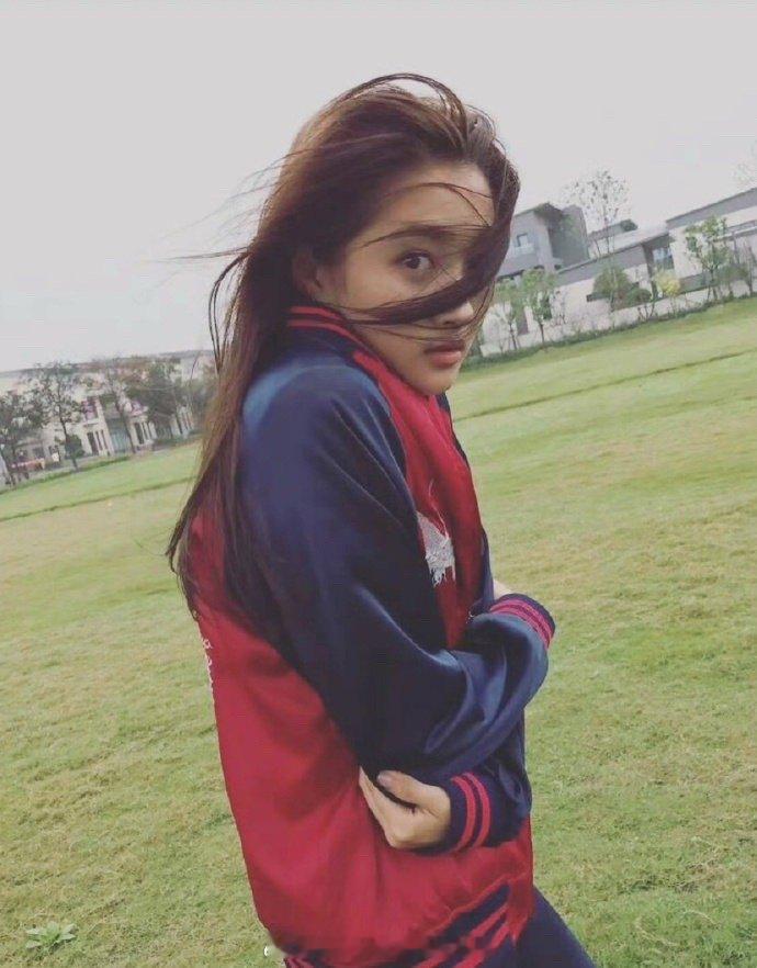 我最近的审美偏好就是爱看古早味照片~关晓彤早期很直观的盘靓条顺