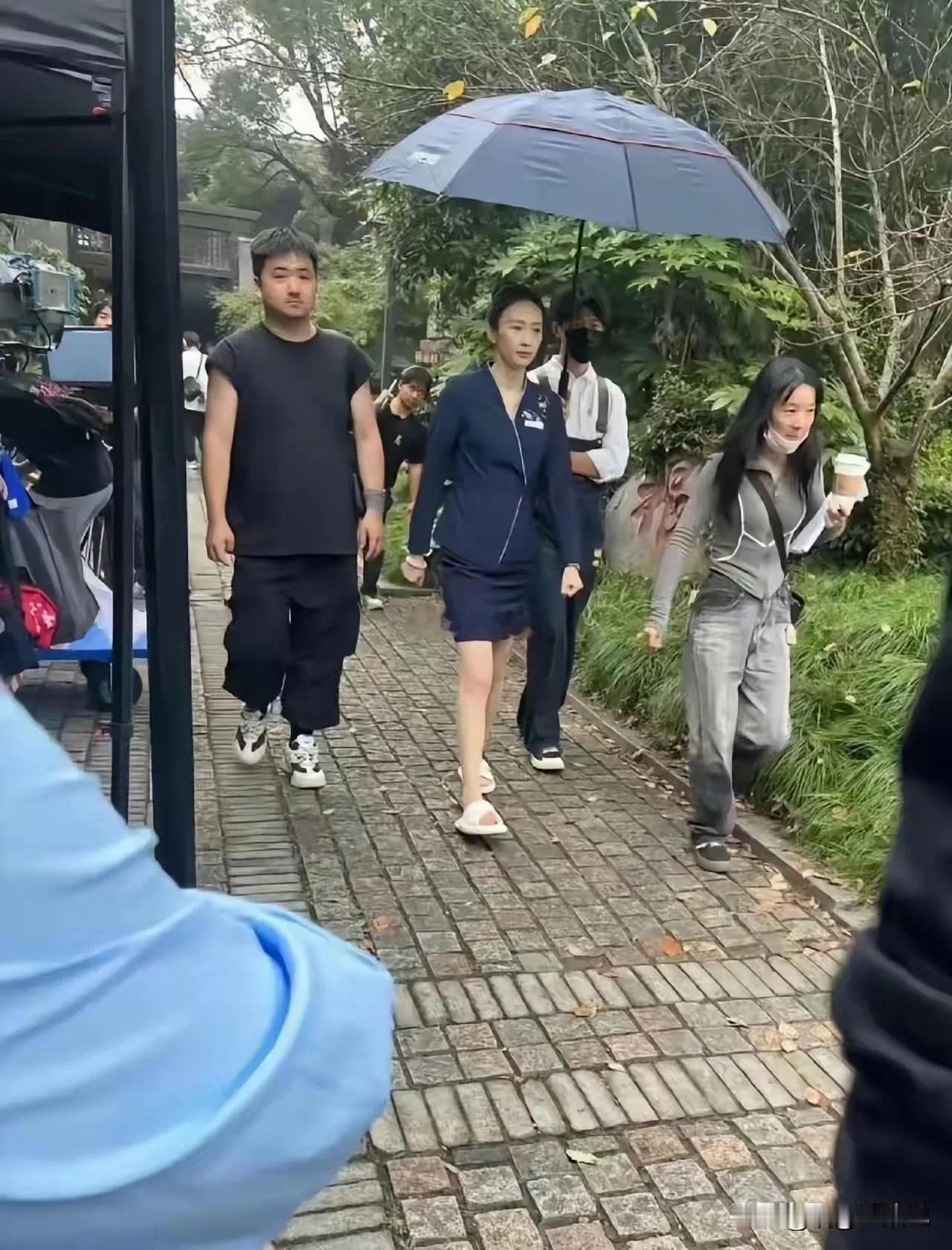 她自己不能撑伞吗