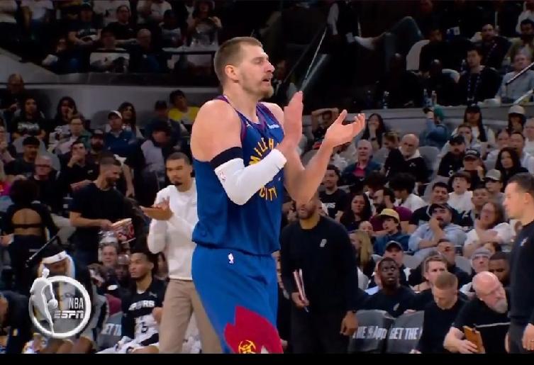 为荣誉而战！NBA掘金大胜无马马刺，约基奇23分+8板+1助。约老师差一场够评选