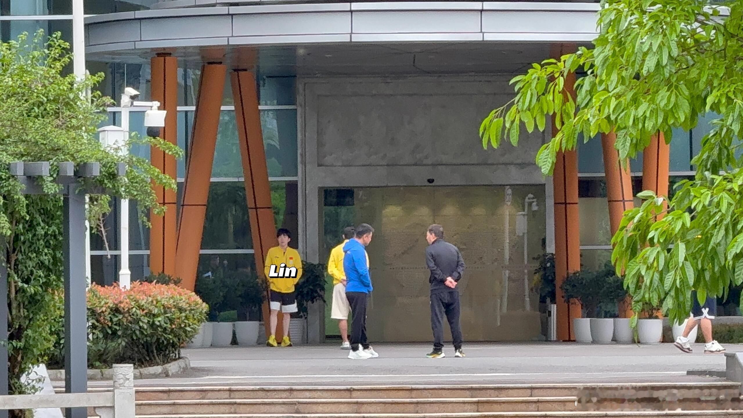 国乒男队今日份集合，王楚钦和大番到的是真的早​​​