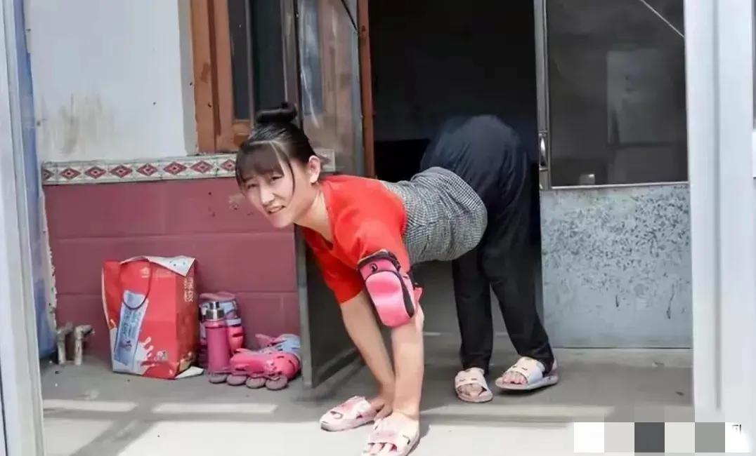 “爬行妈妈”，24岁姑娘嫁给了46岁的老光棍，只因女孩是个残疾人，只能靠着爬行生