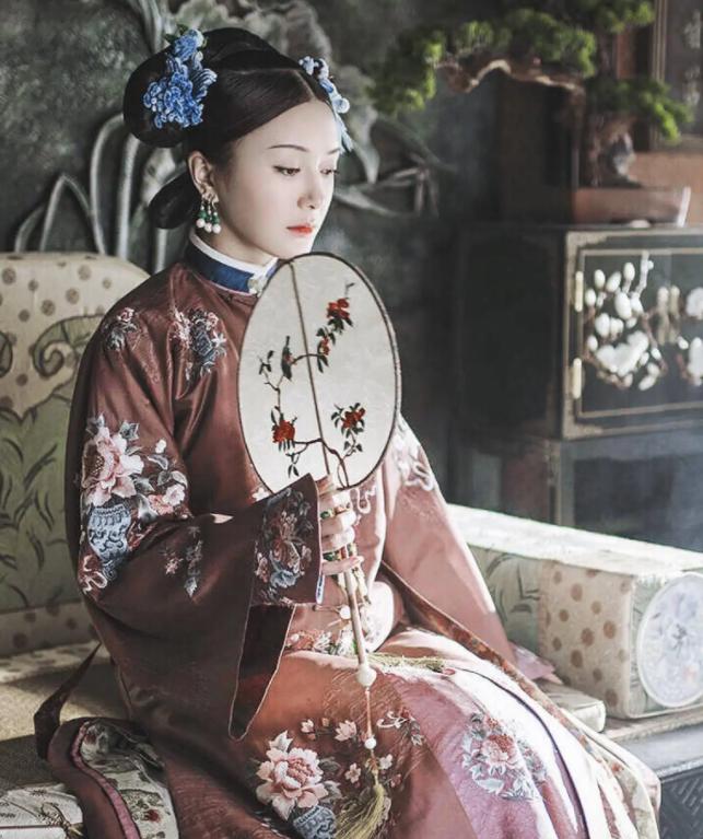 1740年，乾隆在如厕时发现从私密处流出鲜血。这让年近三十的帝王捏紧了明黄色