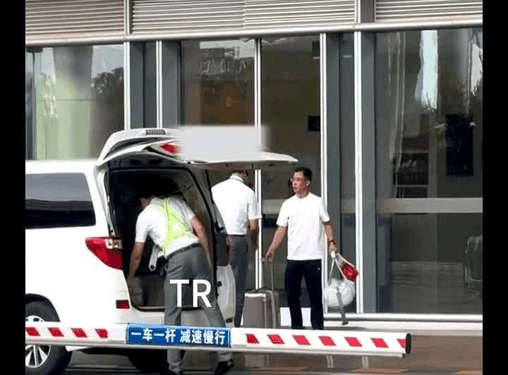 “走VIP通道是真的好”——莎莎的轻松背后，是普通人看不见的代价。莎莎拎着肯