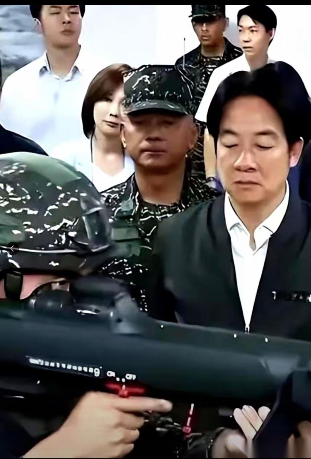 台湾小兵的灵魂拷问扎心大实话揭示人心向背上面画大饼喊口号底下人只关心家人
