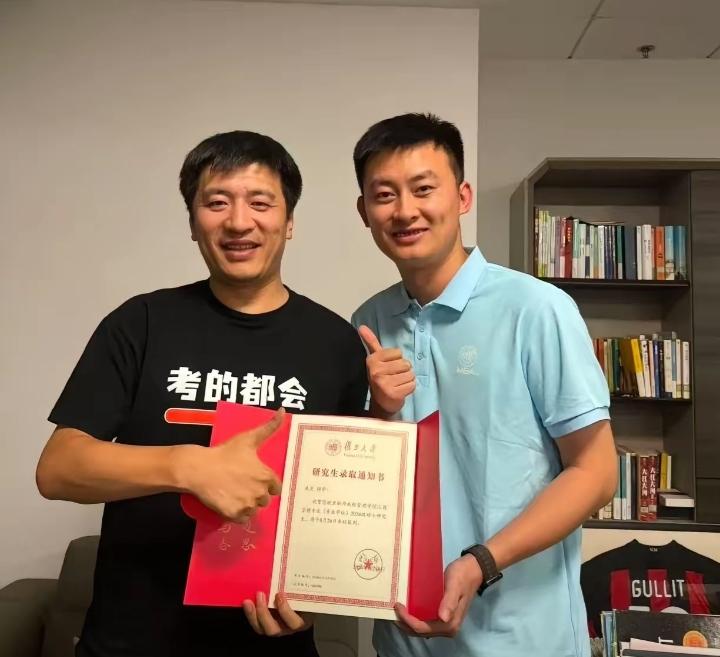 张雪峰头七这天，公司总经理武亮发布长文悼念，字字句句都让人破防。他说和张雪峰是兄