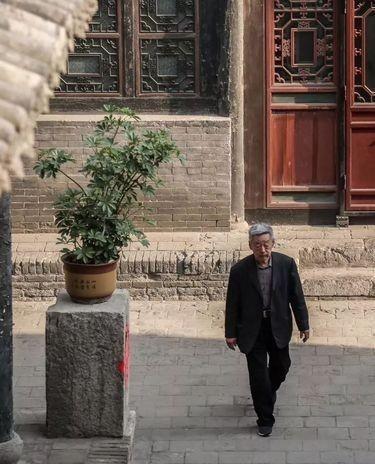 1997年，48岁的耿保国不顾妻子反对，借遍亲朋好友又咬牙贷款几十万，终于凑够了