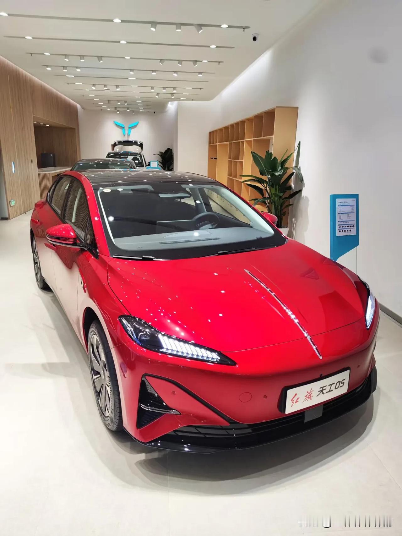 试驾红旗天工05：颜值在线、配置拉满，开着太上头！停好红旗天工05，沿着江