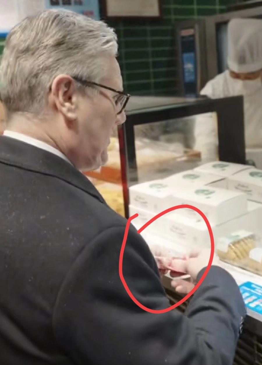 斯塔默在上海糕点店买蝴蝶酥，手里拿了一张红钞票，使用人民币亲自付款，应该英国驻上