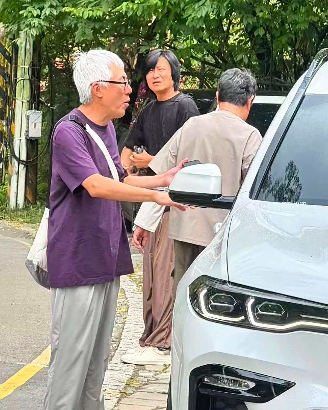58岁张宇在浙江游玩，满头白发，腰背佝偻，整个人苍老了好多。