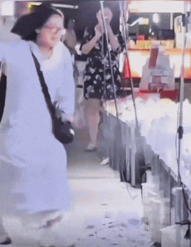 小仙女一个不高兴，怒砸夜市摊！一位年轻女子逛夜市，逛到一个卖人面雕塑的摊位时，