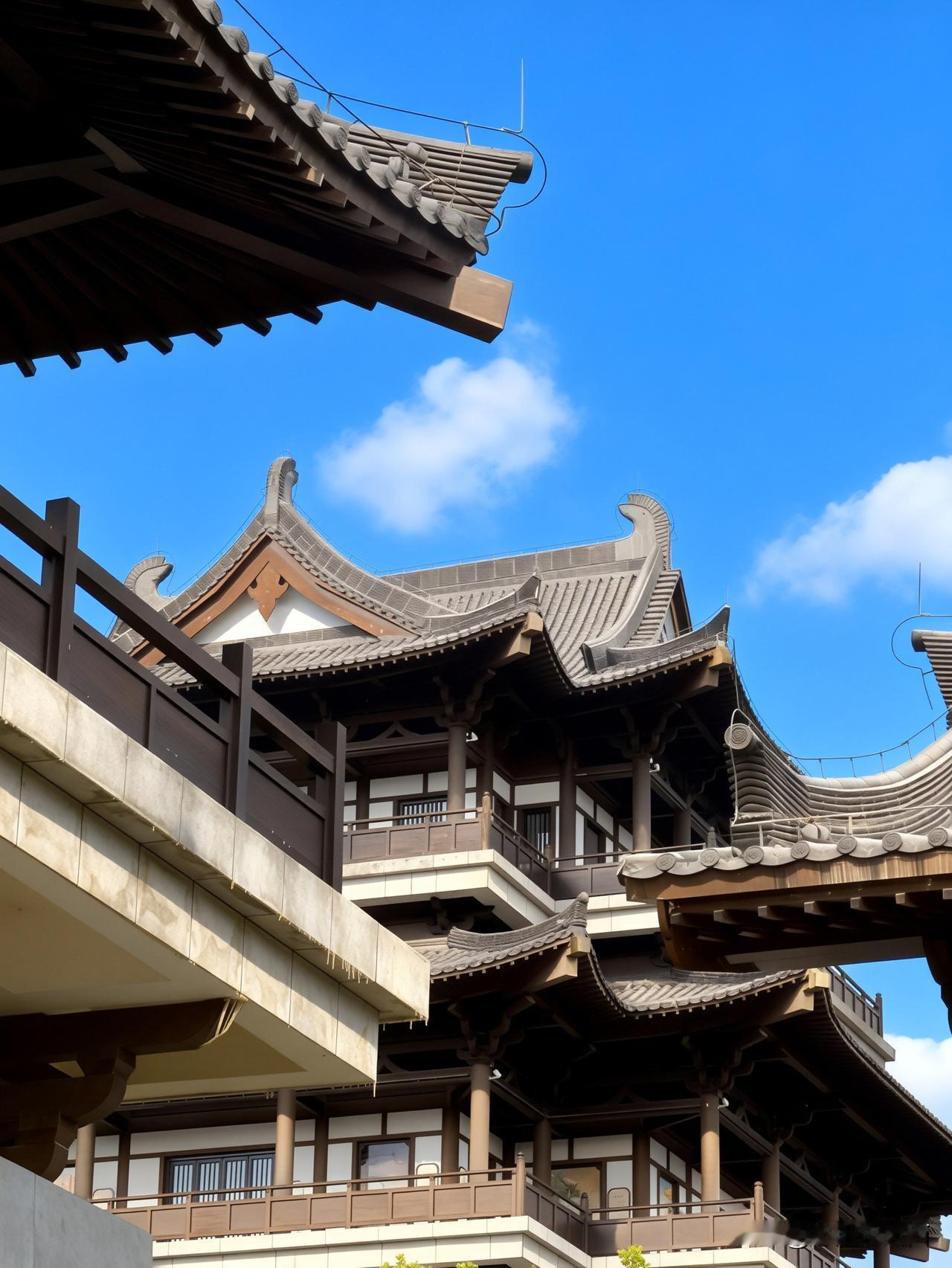 广州文化馆·汉服游园身着汉服于广州文化馆中悠然漫步，青瓦飞檐与亭台水榭相